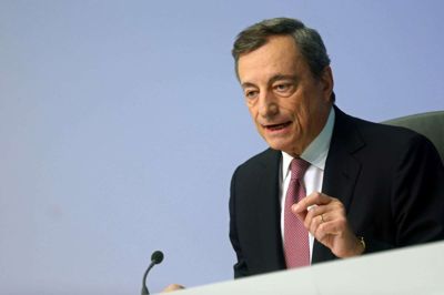 ECB's formand, Mario Draghi, siger, at nok er risikoen for recession lille i Europa, men trods alt stigende.
