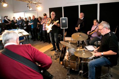 Bandet The Wiking Strings fra Ikast har i over 50 år spillet sammen og fortæller om deres historie fra ungdommen til i dag, hvor de igen spiller for fulde huse. ?Foto: Tom Laursen