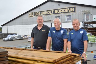 Lars Lausten fra XL Brejnholt Bording har underskrevet en ny to-årig hovedsponsorkontrakt med Bording IF her repræsenteret ved Jørn Jensen og Erland Hagelskjær. ?Foto: Laila Kempel