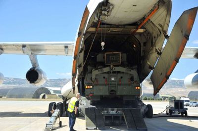 I bugen af et russisk militærfly hales i august nogle af de første dele til det russiske raketforsvarssystem S-400 ud i den militære lufthavn Murted nær Tyrkiets hovedstad, Ankara. Det har gjort Tyrkiets alliancepartnere i Nato rasende.