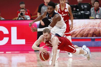 Donovan Mitchell (i hvidt) blev amerikansk topscorer mod Polen med 16 point.