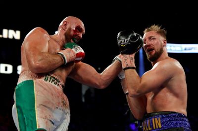Tyson Fury fik en slem skade over det ene øje mod Otto Wallin i Las Vegas, men han trak alligevel en pointsejr i land.