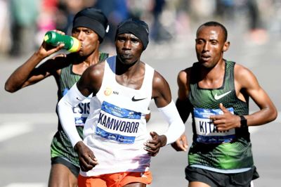 Geoffrey Kamworor (forrest) er ny indehaver af verdensrekorden i halvmaraton.
