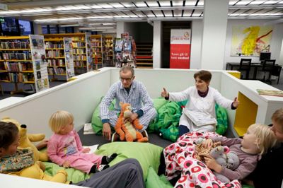 Foto fra tidligere år med kulturnat, hvor de ansatte på biblioteket er hoppet i pyjamas. Foto: Henrik Ole Jensen