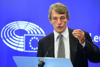 "Jeg byder de nye kolleger velkommen, og de er nu i fuldt omfang medlemmer af Europa-Parlamentet i henhold til forretningsordenen," siger parlamentsformand David Sassoli efter præsentation af Marianne Vind, som afløser Jeppe Kofod.