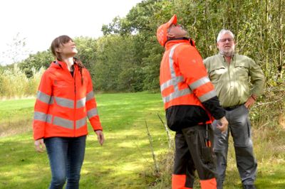 Daniela Schmidt Soorpana, Leon Christensen og John Toft Kristensen godkender den rigtige gren til det nye ugle-bo. ?Foto: Laila Kempel