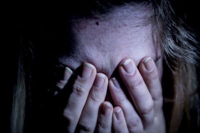 Både mænd og kvinder udsættes for psykisk partnervold, men yngre kvinder er den største risikogruppe. 4,5 procent af kvinder mellem 16 og 29 år har inden for det sidste år været udsat for psykisk partnervold. (Arkivfoto)