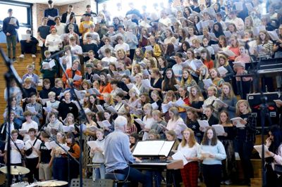 500 gymnasieelever mødtes tirsdag på Ikast-Brande Gymnasium for at synge.