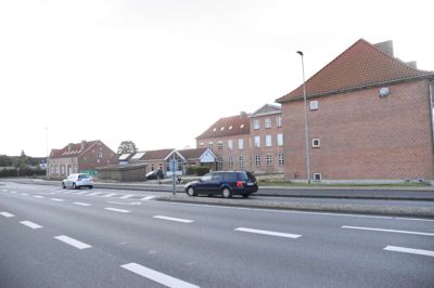 Ikast-Brande Kommune har fældet træer langs Vestergade og forklarer: I rigtig mange år har der ikke været pleje af bevoksningen. Den manglende pleje har nu resulteret i, at træerne mistrives og er vokset sammen i kronerne og bruger hinanden til støtte