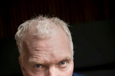 Søren Dahl kommer til Ikast, hvor han interviewer borgmester Ib Lauritsen på torvet. Foto: PR-foto