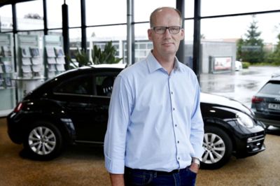 Niels Peder Kjærsgaard har netop rundet de 50 år, og på fredag fejre han også sit firma Ikast Automobiler A/S, der bliver 50 år. ?Foto: Flemming Hansen