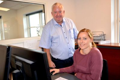 Tanja Jensen og Jan Malvin Jespersen har fundet opskriften på et perfekt samarbejde, som de begge har stor gavn af. Jan Malvin Jespersen er glad for at have en ansvarnsbevidst elev, og Tanja Jensen er begejstret for at det er ikke er økonomi, der hindrer hende i at få en uddannelse. Foto: Laila Kempel