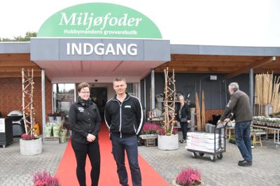 Nina og Jeppe Lauridsen foran indgangen til Miljøfoder. Blandt det nye i butikken er, at der er kommet tag over varerne udenfor