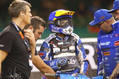 Leon Madsen tog sejren i Cardiff og har ni point op til VM-førende Bartosz Zmarzlik inden sidste grandprix i Polen.