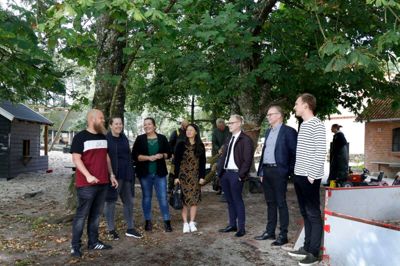 Hele udvalget bag en temmelig unik børne- og ungepolitik samlet i en af de institutioner, der for fremtiden skal bruge politikken som pejlemærke. Det er fra venstre Kasper Pauli Pedersen (S), Anne Ravn Bach (S), Trine Meldgaard Kristensen (DF), Kirsten York Helms (K), Simon Vanggaard (DF), Gert Bækgaard (V) og Thomas Østergaard (V). ? Foto: Henrik Ole Jensen