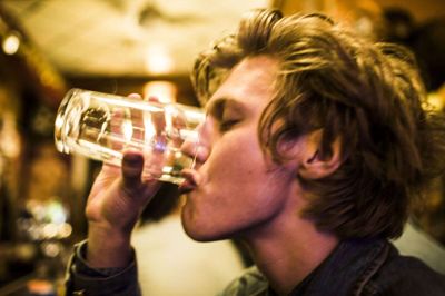 Selvom danskernes gennemsnitlige forbrug er faldet meget de seneste ti år, så er vi stadig Nordens drukkenbolte. Især de unges binge-drinking vækker bekymring. (Arkivfoto)