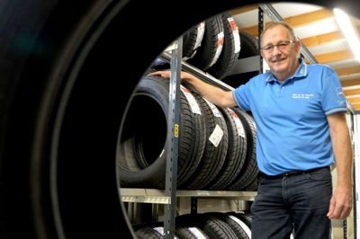 Niels Kristian Højriis Jensen har i 46 år styrt på de mange varenumre på STS Toyotas reservedelslager. Ved månedens udgang går han på pension. ?Foto: Laila Kempel
