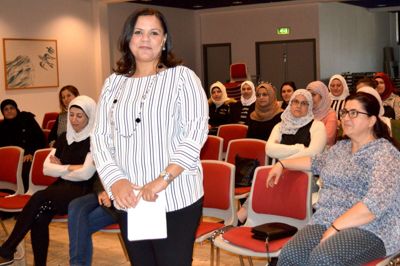 Suzan Daoud havde et vigtigt budskab til de fremmødte arabiske kvinder: I skal gøre jer umage og lære dansk, så kan I nå langt, sagde hun. Suzan Daoud er beviset på, at det lader sig gøre. Hun kom til Danmark i 1992 og bestod studentereksamen syv år senere. ? Foto: Laila Kempel
