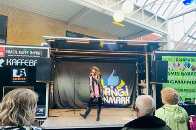 Tamra Rosanes åbnede Kulturnatten og Frivillig Fredag med countrymusik. ?Foto: Henrik Ole Jensen