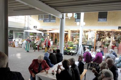 Morgenkaffe i Strøgcentret og underholdning ved bandet Jubel. Foto: Privatfoto