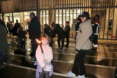 Alvilda er klar til gåturen fra multihallen til Nr. Snede Kirke med sin tændte fakkel. Foto: Ejgil Jessen Hansen