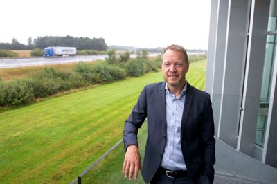 Som en virksomhed med stor eksport kender Niebuhr Gears i Ikast vigtigheden af at sikre bevægelighed for varer og medarbejdere. Direktør Rasmus Niebuhr er derfor blandt de mange, der ser det store potentiale i en ny midtjysk motorvej op gennem Jylland i kombination med udvidelser på E45. En helt ny motorvej vil aflaste Østjylland for massive trafikproblemer og samtidig sikre udvikling og vækst i resten af Jylland. ?Foto: Tom Laursen