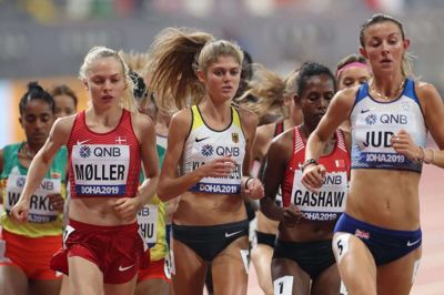 Anna Emilie Møller (tv.) hang længe på i kvindernes 5000 meter, men måtte til sidst sande, at konkurrenterne var for stærke.