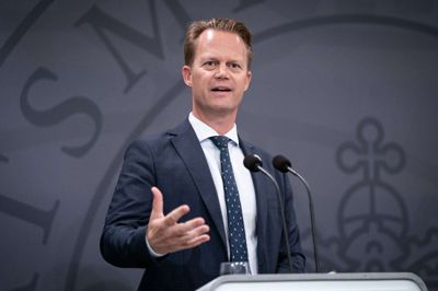 Udenrigsminister Jeppe Kofod mener, at EU-kommissionen bør række hånden ud til USA for at finde en forhandlingsløsning på det amerikanske handelsangreb. (Arkivfoto)