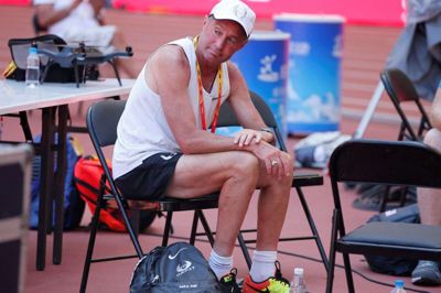 Den 61-årige atletikguru Alberto Salazar er selv tidligere langdistanceløber og kendt for en ukuelig vindervilje. Spørgsmålet er, om han er gået for langt i kampen for at få sine løbere frem til sejre.