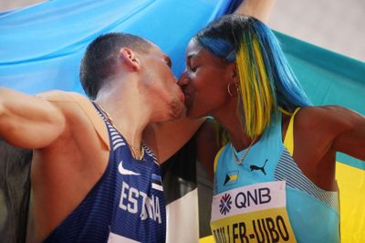 Maicel Uibo fra Estland og Shaunae Miller-Uibo fra Bahamas fejrer sølvmedaljerne torsdag aften i Doha.