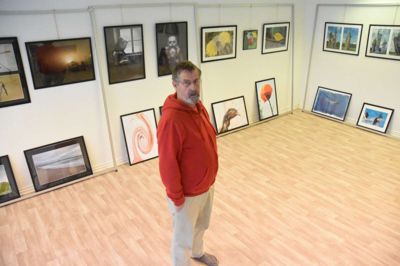 Danne Johansen sammen med et udvalg af sine mange fotografier, der kan ses (og købes) i Strøgcentret. Foto: Jacob Hove