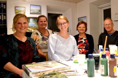 Kunstnergruppen Herika har holdt sammen i 30 år og er klar til endnu en udstilling. Fra venstre Sanne Staal Bendtsen, Lisbeth Jensen, Marie Rosenlund, Dorte Poulsen, Niels Otto Hansen og Lone Vindum Jacobsen udstiller lørdag og søndag på Jupitervej i Ikast. Foto: Laila Kempel