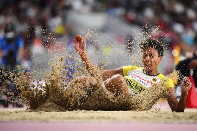 Malaika Mihambo var suveræn i længdespring, da tyskeren snuppede guldet med et spring på 7,30 meter i Doha.