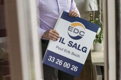 Det seneste år er antallet af lejligheder med til-salg-skilte steget med 221 til 8074. Alligevel tager det længere tid at sælge lejligheden. (Arkivfoto)