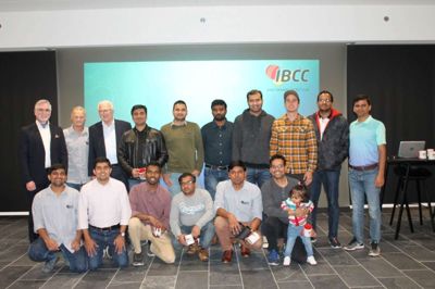 Bestyrelsen og seniorholdet hos Ikast-Brande Cricket Club poserer under klubbens sæsonafslutningsfest forleden.? Foto: Ikast-Brande Cricket Club