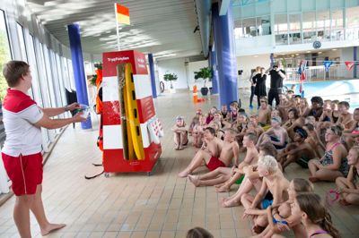 Ikast Svømmecenter er udvalgt af TrygFonden Kystlivredning til at teste et nyt koncept, der gennem leg skal give børn vigtig viden om at redde liv. Foto: Tom Laursen