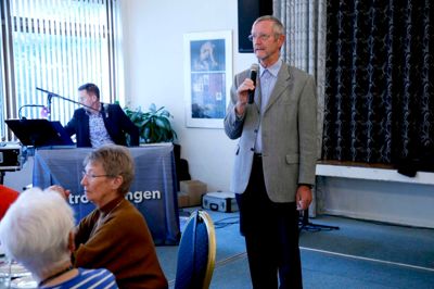 Formanden for Ældre Sagen i Ikast-Brande, Hans Peder Nielsen, var fint tilfreds med antallet af deltagere, som lød på 111. Lækker mad og rare mennesker trækker folk til, som han sagde. Gæsterne fik i øvrigt vaniljeis med pære og chokoladesauce til dessert. ?Foto: Henrik Ole Jensen