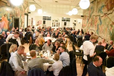 Omkring 100 mennesker var onsdag aften samlet på Restaurant Noli til medlemsarrangement. Foto: Jacob Hove