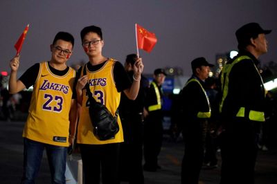 Los Angeles Lakers og Brooklyn Nets mødtes torsdag i den første af to kampe i preseason mellem holdene i Kina på trods af en kontrovers.