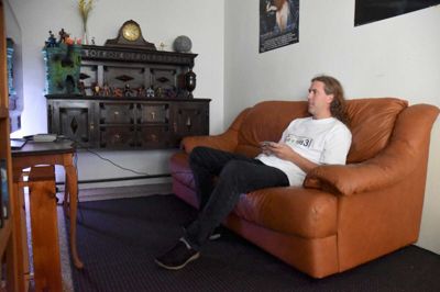 Indehaver af Café 1983 Brian Carstensen har indtaget en af stedets sofaer og sidder klar med controlleren foran fjernsynet. Præcis som på teenageværelset. Foto: Jacob Hove