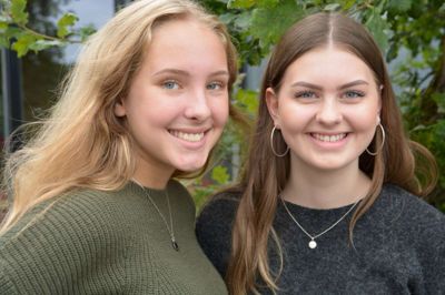 Vi blev sat sammen uden at kende hinanden. Det gør vi nu, og jeg har det med Sasha (th) som med mine gamle veninder, siger Amalie. Foto: Midtjysk Efterskole