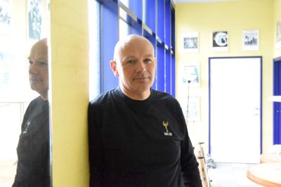Bakkehusetleder og biografchef Bjarne Raabjerg kunne godt tænke sig at omdanne dele af den gamle foyer til et opbevaringslokale. Foto: Jacob Hove