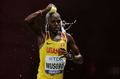 Ugandas Fred Musobo køler sig selv ned under det meget varme maraton ved VM i Doha i Qatar i september.