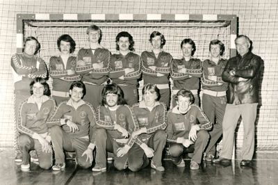 Historien om Bording KFUM Håndbold fortælles på et møde i Bording Lokalhistorisk Forening. Billedet viser holdet anno 1979, hvor man lå i 3. divison. ?Foto: Bording Lokalhistorisk Arkiv