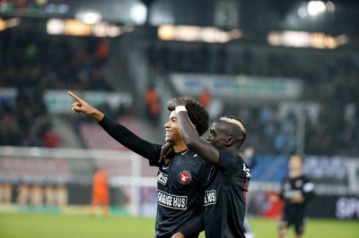 Målscoreren til 2-1, Jens-Lys Cajuste (t.v.), jubler sammen med Awer Mabil. Foto: Tom Laursen