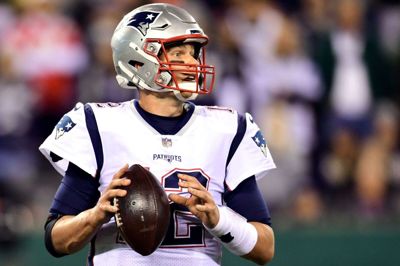Den 42-årige quarterback Tom Brady og New England Patriots vandt stort over New York Jets i NFL. Det var holdets syvende sejr i træk.
