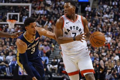 Toronto Raptors guard Kyle Lowry (th.) sænkede to straffekast og udlignede kampen med under 30 sekunder igen til 117-117, hvilket blev kampens resultat. Dermed måtte holdene i forlænget spilletid, hvor Raptors vandt.