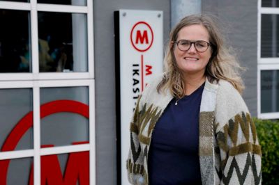 Inden Jette Aaes begyndte på journalistuddannelsen, kickstartede hun faktisk sin journalistiske karriere på Ikast Avis som redaktionsassistent. Til årsskiftet overtager hun redaktørstolen på avisen, hvor hun også skal stå redaktionelt i spidsen for Herning Folkeblads Ikast-Brande-indhold. Foto: Henrik Ole Jensen