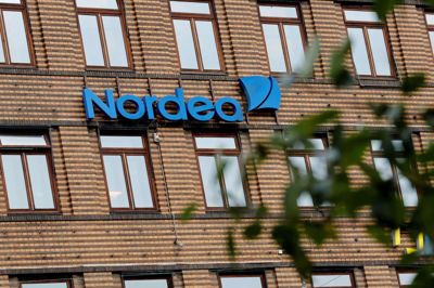 Nordea har i 2019 tjent det halve af, hvad bankkoncernen tjente i 2018. Det viser regnskab. (Arkivfoto)