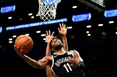 Kyrie Irving prøver sig her med et layup i sin debut for Brooklyn Nets.